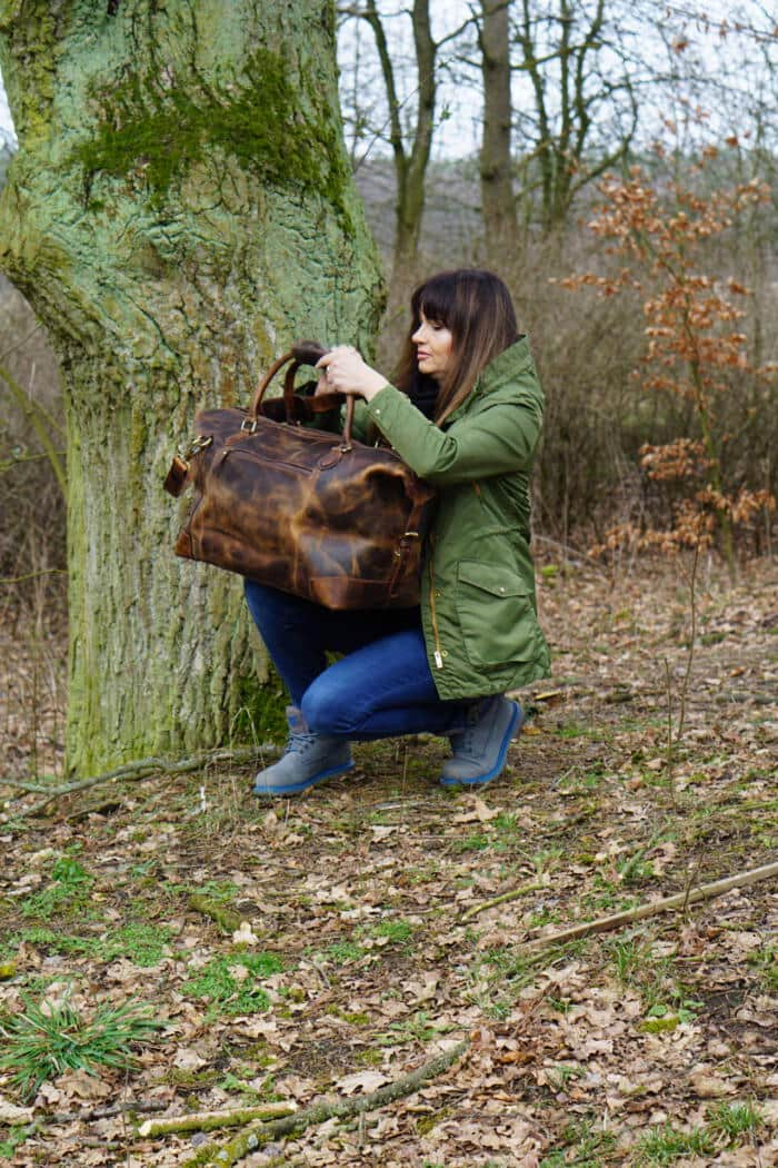 Kobieta ze skórzaną torbą